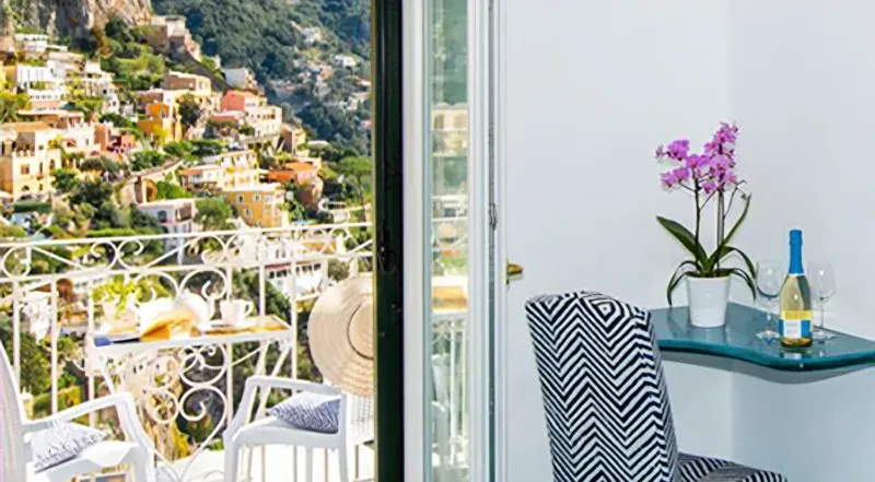 hotel_reginella_positano_rooms_deluxe_sea_view_01p.webp