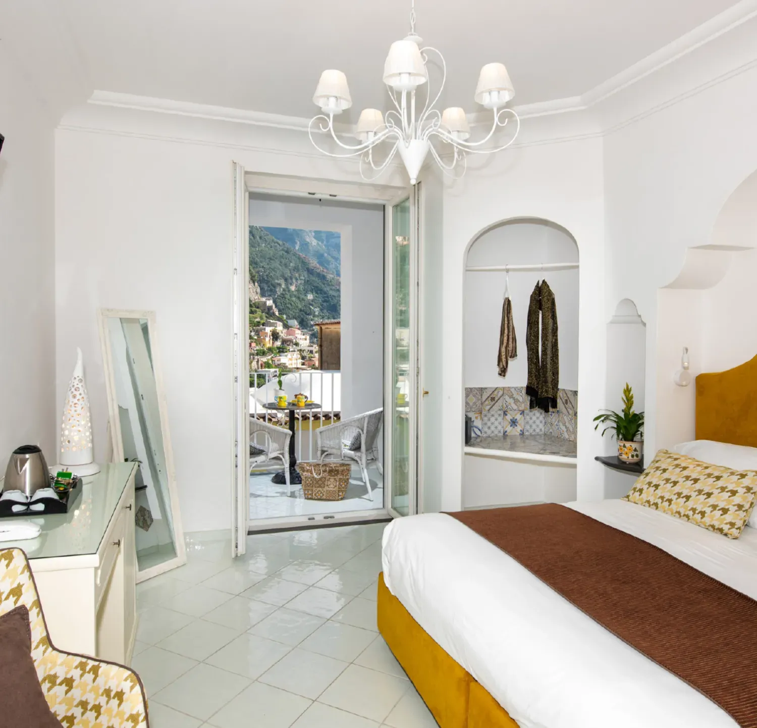 hotel_reginella_positano_rooms_standard_partial_view_05.webp