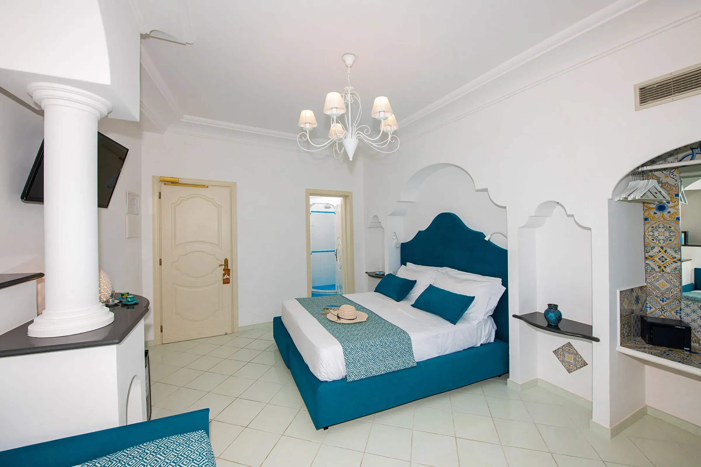 hotel_reginella_positano_rooms_standard_partial_view_09.webp