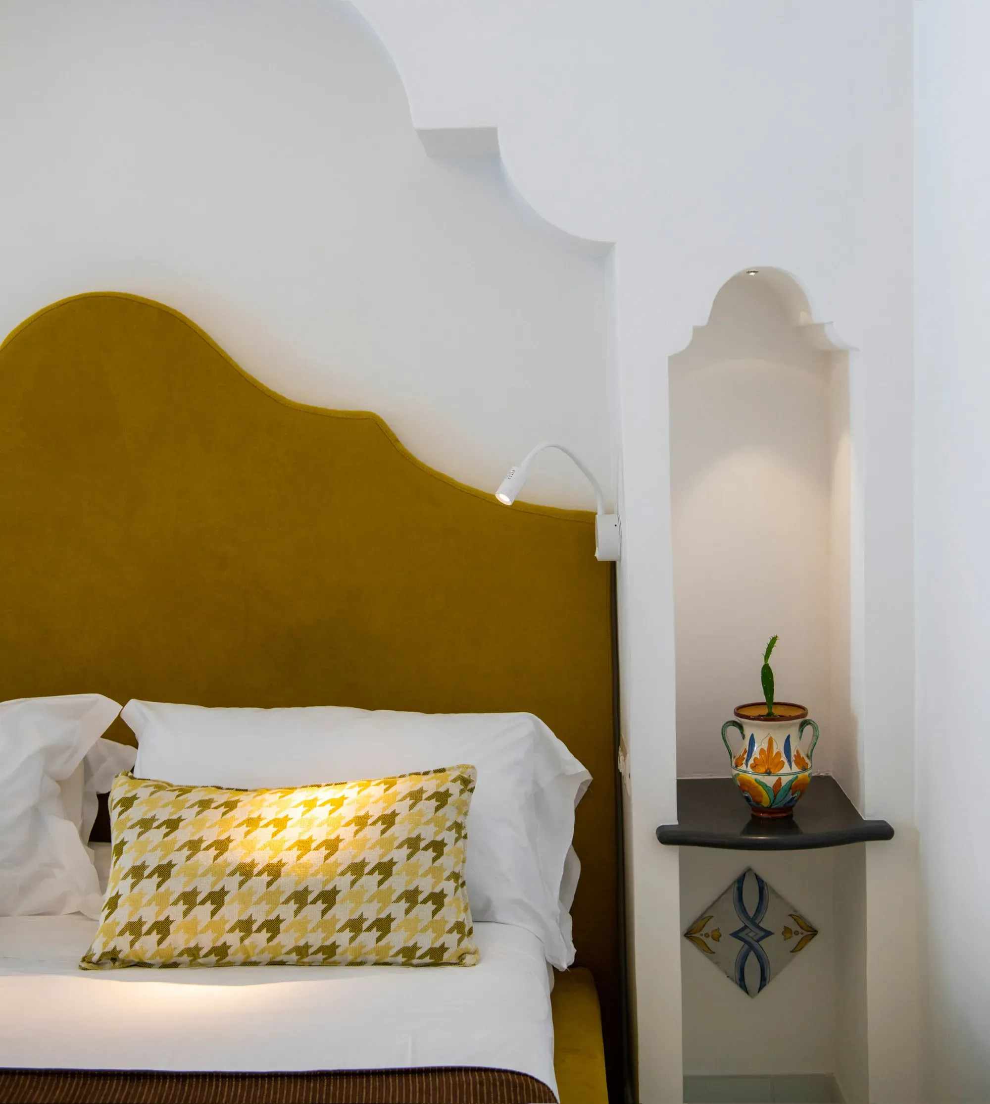 hotel_reginella_positano_rooms_standard_partial_view_12.webp