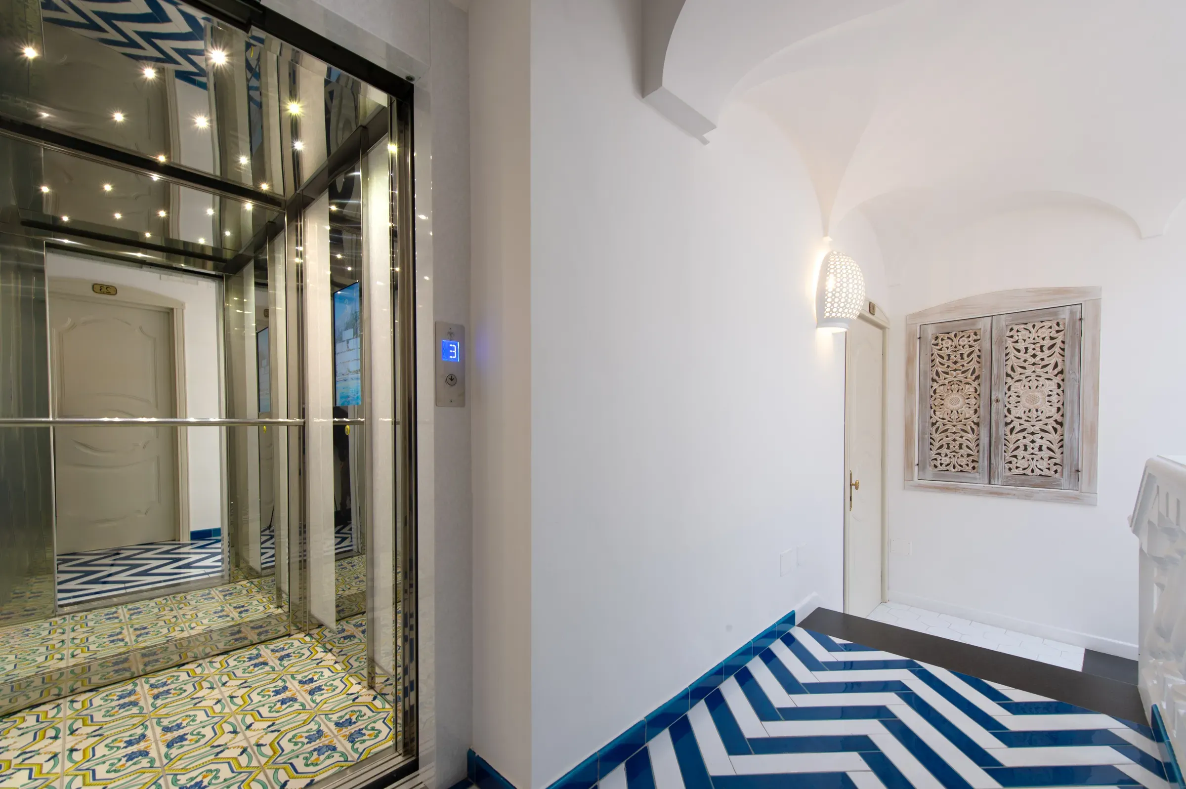 hotel_reginella_positano_services_ascensore.webp
